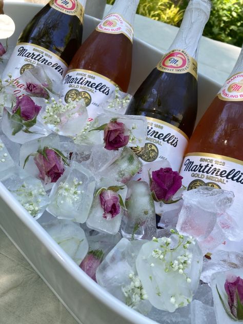 Flower Ice Bucket Champagne, Roses In Ice Cubes, Frozen Roses In Ice, Rose Ice Balls, Frozen Ice Cubes Cocktails, Fairy Dinner Party Food, Ice With Flowers Inside, Ice With Flowers, Frozen Flowers In Ice