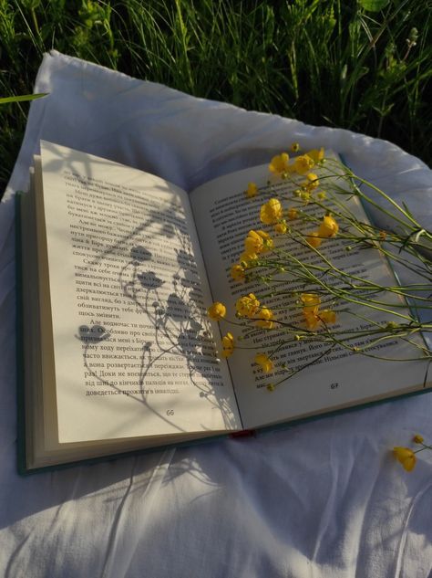 #books#bookaesthetic#aesthetic#reading Campinas, Cottagecore Books, Author Dreams, Spring Reading, Reading Motivation, Spring Books, Aesthetic Cottagecore, Book Background, Book Flowers