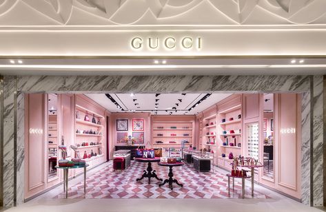 Gucci Opens New Store at Galeries Lafayette, Dubai Mall Gucci Store Interior Design, Gucci Store Design, Gucci Store Aesthetic, Designer Store Aesthetic, Aesthetic Store Interior, Gucci Store Interior, Gucci Interior, Luxury Retail Store, Shoe Store Design
