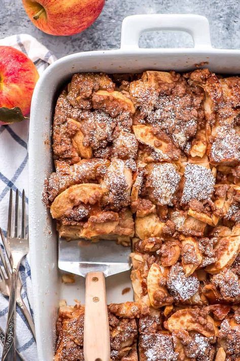 Overnight Cinnamon Apple French Toast Casserole is the perfect autumn breakfast to wake the family up to! Apple Cinnamon French Toast, Breakfast Entertaining, Cinnamon French Toast Bake, Oven Food, French Toast Bake Recipe, French Toast Casserole Overnight, Overnight Breakfast, Overnight Breakfast Casserole, French Toast Casserole Recipes