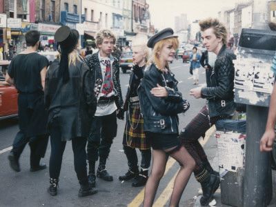 10. Style tribe: punk; Vivienne Westwood started the punk movement. Punks were about being separated and rejecting society 70’s Punk, Punk Fashion 80s, Punk 1970s, Punk Rock Concert, Stile Punk Rock, Punk Hat, Punks 70s, 1970s Punk, Punk 80s