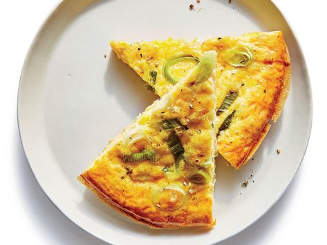 Simple Leek Frittata | Because hakuna frittata, everyone. Quiche, Leek Frittata, Easy Frittata Recipe, Easy Frittata, Sautéed Veggies, Roasted Almond, Leek Recipes, Canadian Bacon, Frittata Recipes