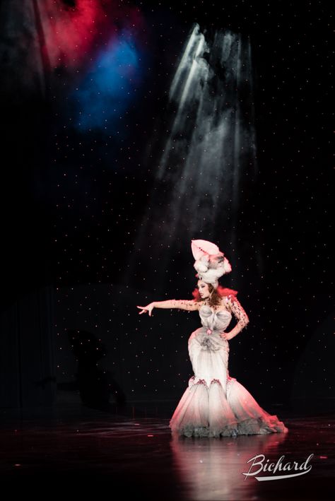 Burlesque Costume: Lada Redstar competes for Miss Exotic World, Reigning Queen of Burlesque at the Burlesque Hall of Fame Weekend 2016. Copyright: John-Paul Bichard Chappelle Roan, Classic Burlesque, Burlesque Skirt, Glamorous Women, Burlesque Fashion, Burlesque Show, Burlesque Costumes, Burlesque Costume, Pose References