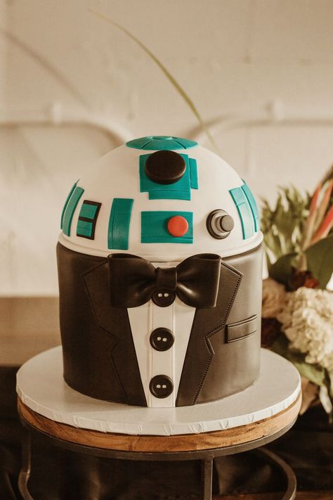 25 Groom's Cake Ideas for Your Big Day Star Wars Grooms Cake, Star Wars Wedding Cake, Fruity Pebbles Cereal, Chocolate Photos, Small Wedding Cakes, Groom Cake, Star Wars Cake, Star Wars Wedding, Traditional Cakes