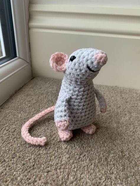 Amigurumi Patterns, Mouse In A Suitcase, Coin Purse Crochet Pattern, Crochet Game, Outfits And Accessories, Mouse Color, Crochet Mouse, Fun Crochet Projects, Diy Crochet Projects