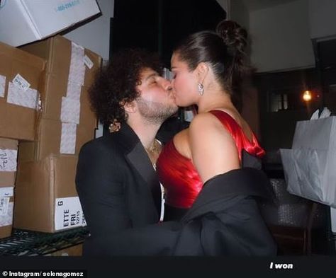 Armani Prive, Selena Gomez Kiss, جاستن بيبر, Romantic Kiss, Intimate Photos, Famous Couples, Selena Quintanilla, Marie Gomez, Cute Couples Photos