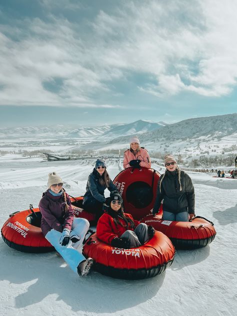 Cute Snow Pictures With Friends, Snow Tubing Pictures, Snow Tubing Aesthetic, Tubing Pictures, Tubing Snow, 22nd Bday, Colorado Snow, Group Pose, Ski Pictures