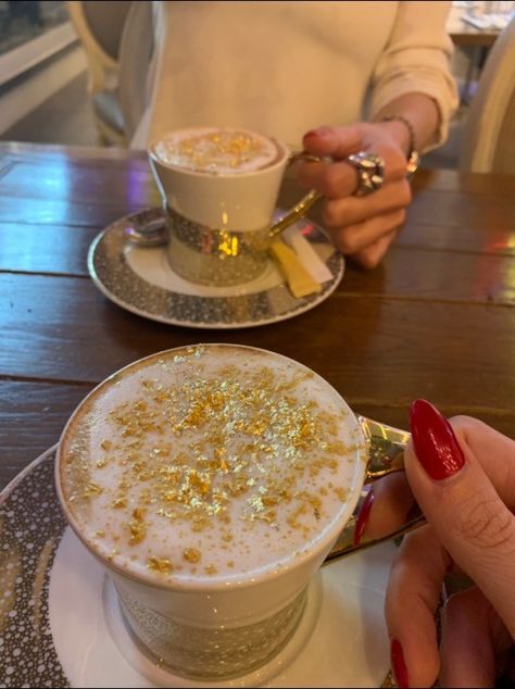 Would you like some gold flakes in you cappuccino? Yes, please! Cappuccino the Dubai way #goldcappuccino #cappuccino #coffeelovers #dubaicoffee #butfirstcoffee #luxurycoffee #indulgentcoffee #coffee #coffeeloversonly Patisserie, Cappuccino Aesthetic, Dubai Coffee, Cafe Gold, Gold Food, Chai Tea Recipe, Gold Drinks, Luxury Coffee, Gold Coffee