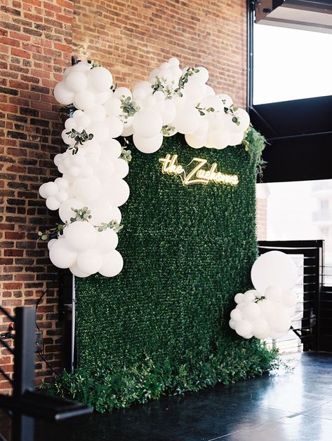 Greenery Backdrop For Wedding, Box Wood Greenery Wall Wedding, Green Foliage Backdrop, Balloon Wall For Wedding, Balloon And Greenery Backdrop, Balloon Garland On Greenery Wall, White Party Photo Backdrop, Greenery Photo Backdrop Wedding, Greenery Photo Wall Wedding