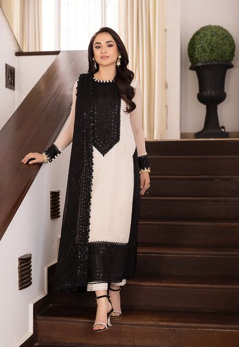 Pakistani Salwar Kameez Designs, Tere Bin, Pakistani Outfit, Yumna Zaidi, Kurti Embroidery, Asim Jofa, Kameez Designs, Punjabi Outfits, Afghan Jewelry