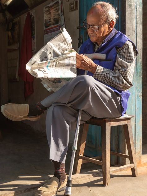 40 Funny (But True) Quotes About Growing Older - HubPages Old Man Reading, Reading A Newspaper, Street Photography People, Human Photography, Man Reading, Life Drawing Reference, Human Figure Sketches, Sketches Of People, Human Reference