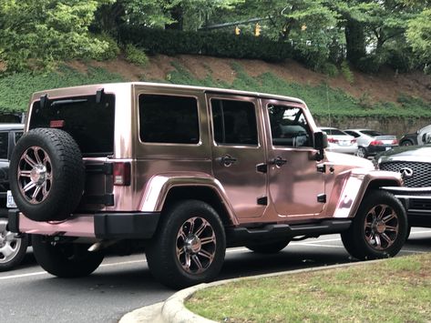 Metallic pink Jeep💕 Rose Gold Jeep Wrangler, Rose Gold Jeep, Black And Pink Jeep, Jeep Rosa, Pink Jeep Wrangler, Cars Jeep, Pink Jeep, Vision Book, Dream Things