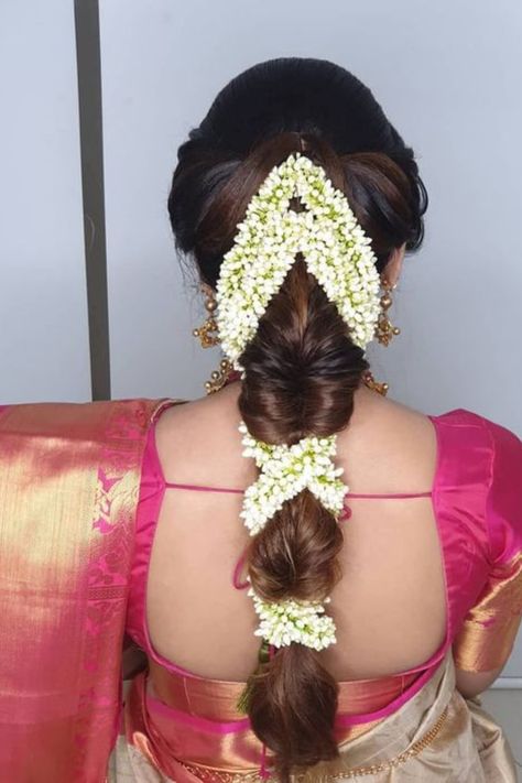 Introducing latest Bridal Hairstyles for South Indian Brides. #weddingbazaar #indianwedding #bridalhairstyle #southindianweddings #southindianbride #southindianhairstyleforsaree #southindianhairstylesimple #southindianhairstylebridal #southindianhairstyletraditional #southindianhairstylelehenga Hair Do For Reception, Mangalore Brides Hairstyle, Muhurtham Jadai Front Hairstyle, Bridal Hairstyles For Straight Hair, Saree Hairstyles With Jasmine, Hair Styles For Reception On Saree, Pelli Kuthuru Hairstyles, Hairstyle For Engagement Bride In Saree, Braided Hairstyles For Saree