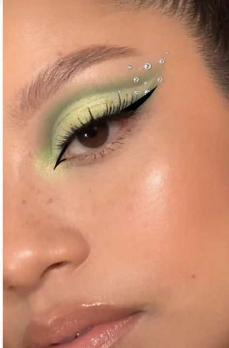 Green Makeup With Pearls, Eyeshadow Green Looks, Green Fairy Makeup Halloween, Green Makeup Looks With Gems, Green Makeup With Rhinestones, Green Eyeshadow With Rhinestones, Green Fairy Eye Makeup, Green Blue Eyes Makeup, Light Green Makeup Looks Simple