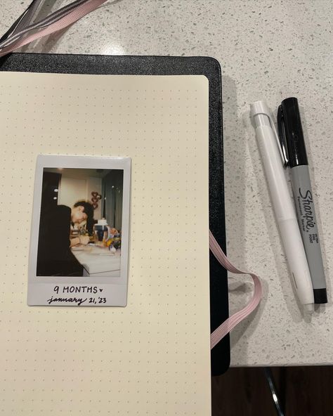 Polaroid Writing Ideas, Polaroid With Writing, Polaroid Pictures With Writing, What To Write On Polaroid Pictures, Writing On Polaroids, Polaroid Journal Ideas, Polaroid Writing, Journaling Polaroid, Poloroid Journal