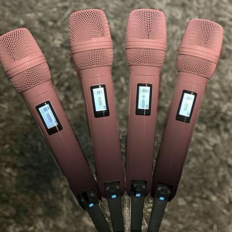 Actually microphones belong winner and original mics white But while i was editing i think blackpink and bp meaning about 2 color Twice Microphone Color, Kpop Microphone Aesthetic, Blackpink Microphone, Blackpink Mic, Black Pink Microphone, White Microphone, Music Mic, Music Supplies, Stage Equipment