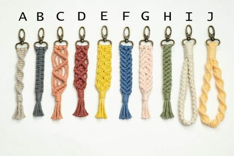 Keychain Diy Easy, Simpul Makrame, Pola Macrame, Macrame Knots Pattern, Small Macrame, Macrame Keychain, Macrame Patterns Tutorials, Macrame Bag, Macrame Ideas