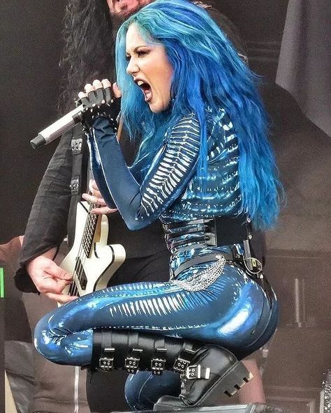 Alissa White Gluz, 90s Music Artists, Female Tattoo Models, Alissa White, Мотоциклы Cafe Racers, Metal Chicks, Women Of Rock, Arch Enemy, Heavy Metal Rock