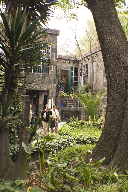 Frida Kahlo's gardens in what was her home and is now the Frida Kahlo Museum. Mexico City, MEXICO. "CASA AZUL" Frida Aesthetic, Mexican Gardens, Frida Kahlo Museum, Frieda Kahlo, Frida Kahlo Paintings, Kahlo Paintings, Frida And Diego, Frida Art, Most Famous Paintings