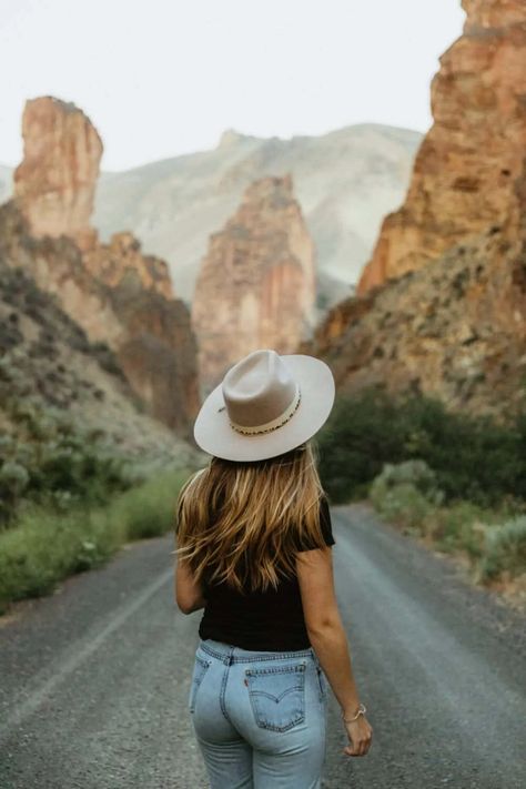 How To Reach Leslie Gulch And The Owyhee Wilderness in Eastern Oregon - The Mandagies Pnw Travel, Pacific Coast Road Trip, Oregon Camping, Washington State Hikes, Oregon Road Trip, Trip Destinations, Eastern Oregon, North Cascades National Park, Road Trip Destinations