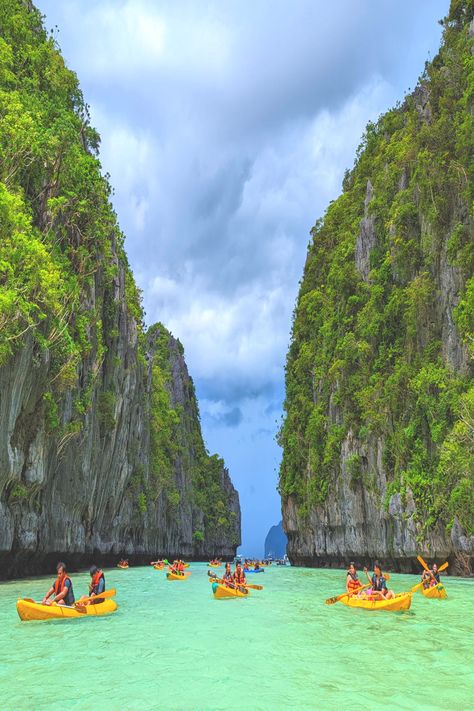 El Nido, Palawan is famous for its beaches and island hopping tours. Kayaking in the Big Lagoon offers stunning views and amazing waters. Palawan, Philippines Aesthetic, Phillipines Travel, Palawan Island, El Nido Palawan, Island Hopping, Best Resorts, Famous Places, East Asia