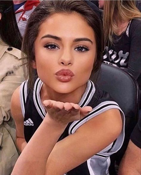 Selena Gomex, Selena Gomez Bangs, Selena Gomez Kiss, Women Goddess, Goddess Women, Kiss Face, Selena G, Sweet Kisses, Perfect Lips