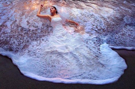 The Melting Bride Optical Illusion - http://www.moillusions.com/melting-bride-optical-illusion/ Perfectly Timed Photos, Optical Illusions, Perspective Photography, Trik Fotografi, Perfect Timing, Foto Inspiration, Fotografi Potret, 그림 그리기, Belle Photo