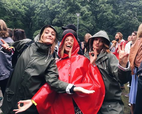 Ponchos, Hinterland Outfit Ideas, Raining Festival Outfit, Wet Weather Festival Outfit, Rain Street Style, Rainy Day Festival Outfit, Rain Festival Outfit, Rainy Festival Outfit Cold, Hinterland Music Festival Outfits