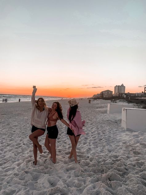 Destin Florida Pictures, Florida Pictures Ideas, Florida Trip Aesthetic, Beach Town Pictures, Destin Florida Aesthetic, Florida Aesthetic Pictures, Senior Trip Aesthetic, Florida Vacation Aesthetic, Destin Aesthetic