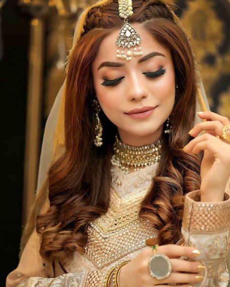 Delicate & Modish Bridal Look l Classic & Simple Nikah Bride - PakCheers Bridal Hair Dupatta, Mehndi Hair Styles Pakistani, Nikah Bride Hairstyles, Nikkah Bride Hairstyle, Nikah Hairstyles Pakistani, Nikah Hairstyles, Muslim Bride Hairstyle, Nikah Makeup, Nikah Bride