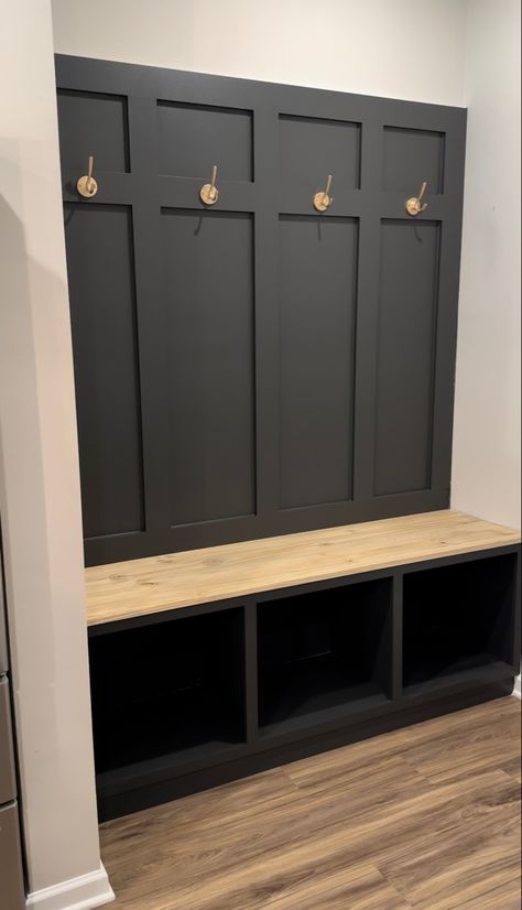This pin is a picture of a moody mudroom Organization Laundry Room, Laundry Room Decor Ideas, Small Mudroom Ideas, Mudroom Remodel, Organization Laundry, Laundry Room/mudroom, Mudroom Cabinets, Mudroom Makeover, Laundry Room/mud Room