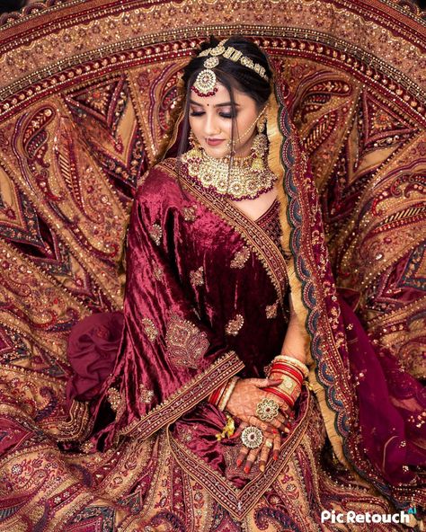 Bridal Lehenga Wedding, Outfits Asian, Latest Bridal Lehenga Designs, Indian Bride Photography Poses, Bride Photos Poses, Bridal Lehenga Designs, Latest Bridal Lehenga, Indian Bridal Photos, Wedding Lehenga Designs