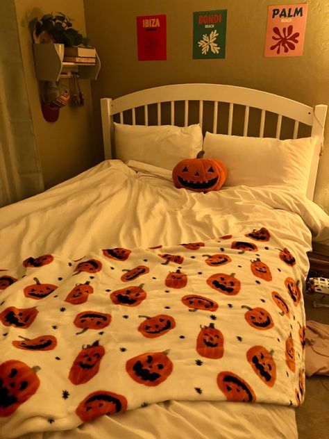 Fall, halloween, pumpkins, preppy, bed inspo Preppy Bed, Fall Bed, Halloween Bed, Autumn Bedroom, Halloween Sleepover, Bed Inspo, Halloween Bedding, Halloween Room, Halloween Room Decor
