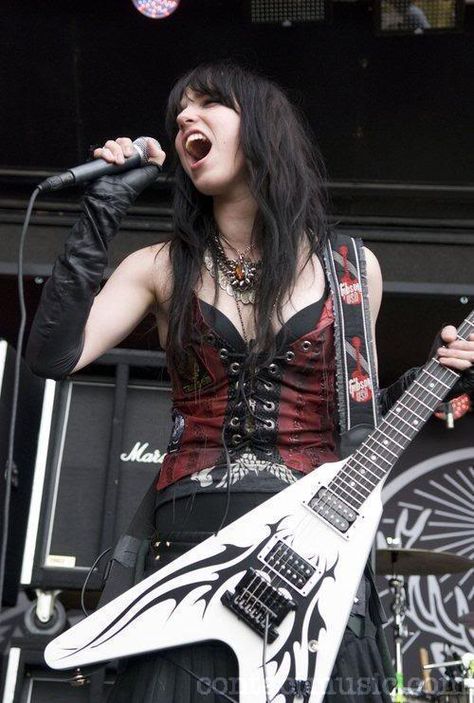 Lizzy Hale. I. Love. Her. And her brother too! Izzy Hale, Lizzy Hale, Billy Joe Armstrong, Lzzy Hale, Hottest Women, Women Of Rock, Halestorm, Guitar Girl, Estilo Rock