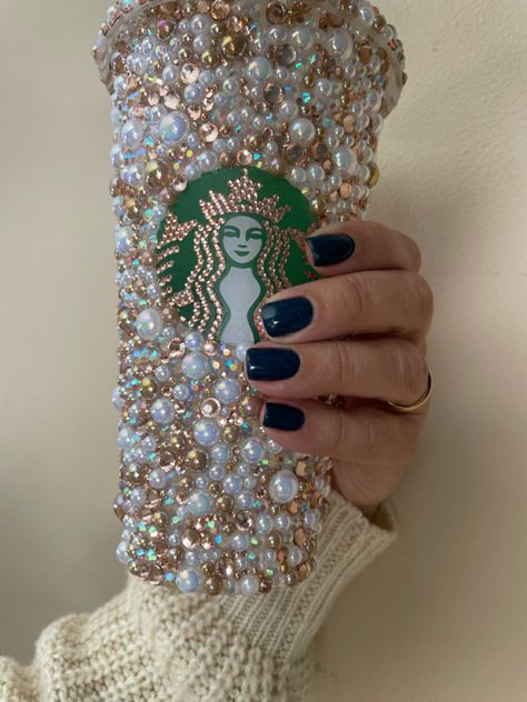 Amazing rhinestone tumbler Girly Glitter Tumbler, Starbucks Cups Rhinestones, Pearl Rhinestone Tumbler, Custom Bling Cups, Rhinestone Tumbler Lids, Starbucks Rhinestone Tumbler, Rhinestone Cup Designs, Starbucks Bling Cup, Bling Cup Ideas