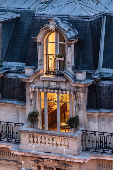 This Instagram account will make you fall even more in love with Paris | Vogue Paris Architecture Parisienne, Parisian Architecture, Stil Vintage, 카페 인테리어 디자인, Parisian Life, Parisian Apartment, Paris Photography, Paris Apartments, 인테리어 디자인