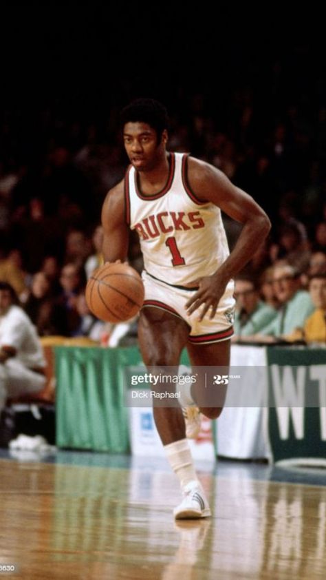 Basketball, Nba Players, Oscar Robertson, The Court, Nba, Getty Images, Basketball Court, Need To Know, Sports Jersey