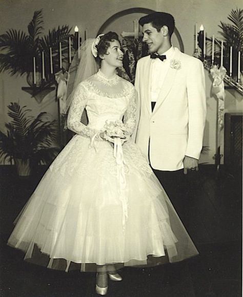 Nostalgic Wedding, Wedding Dresses 50s, Bridal Gowns Vintage, Vintage Wedding Photos, Wedding Dresses Photos, Retro Wedding, Wedding Gowns Vintage, Vintage Bride, Bride Style