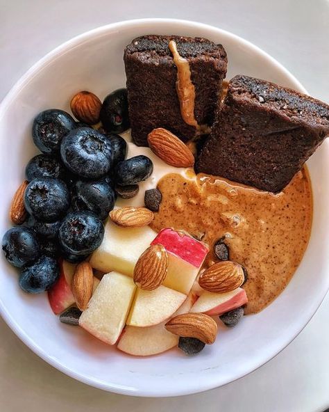 M A R I N A 🌊 Bay Area Foodie on Instagram: "YOGURT BOWL! my old friend how I've missed you. I haven't had one in ages. ⁣ ⁣ Like oatmeal I can pack on the toppings. I love the mixture of flavors and textures. This one had crunchy, chewy, and creamy going on. Need I say more? 😏⁣ ⁣ Snack 👉🏼 Plain Greek yogurt + maple syrup + honey crisp apple + almonds + blueberries + almond butter + @naturesbakery brownie double chocolate fig bars." Low Calorie Recipes, Yogurt Granola Bowl, Greek Yogurt Bowl, Yogurt And Granola, Yogurt Bowl, Black Color Hairstyles, Color Hairstyles, Cooking Inspiration, Favorite Snack