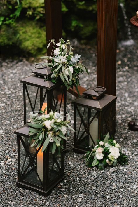 Stunning Lantern Wedding Decorations on a Budget Natal, Black Lanterns Wedding Centerpiece, Lantern Theme Wedding, Outdoor Wedding Lanterns, Lantern Wedding Decorations, Black Lantern Wedding, Black Lantern Centerpiece, Lanterns Wedding Aisle, Lantern With Flowers