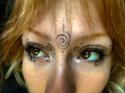 Paisley Eye Makeup, Easy Cool Makeup, Makeup Ideas Creative Inspiration, Whimsigoth Eye Makeup, Swirl Makeup Eye, Spiritual Girl Makeup, Earthy Fairy Makeup, Green Fairycore Makeup, Fun Alt Makeup