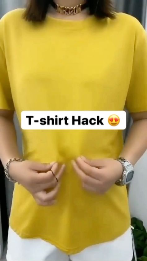 fashion.selection on Instagram: 💛 T Shirt Hacks Ideas, Shirt Hack, Shirt Alterations, T Shirt Knot, Shirt Knot, T Shirt Hacks, Old Clothes Refashion, Shirt Hacks, Ways To Wear A Scarf