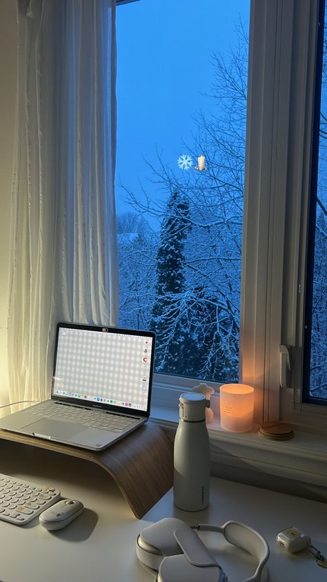 Nice Houses Aesthetic, Aesthetic Work Desk, Studera Motivation, Clean Workspace, Study Motivation Inspiration, School Motivation, Study Inspiration, Desk Setup, Winter Aesthetic