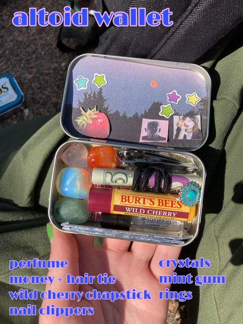 Things To Make With Altoid Tins, Tin Containers Diy, Altoid Tin Gifts, Tin Can Crafts Diy, Altiod Wallet, Trinket Tin, Tin Wallet, Mint Tin Crafts, Altoids Wallet