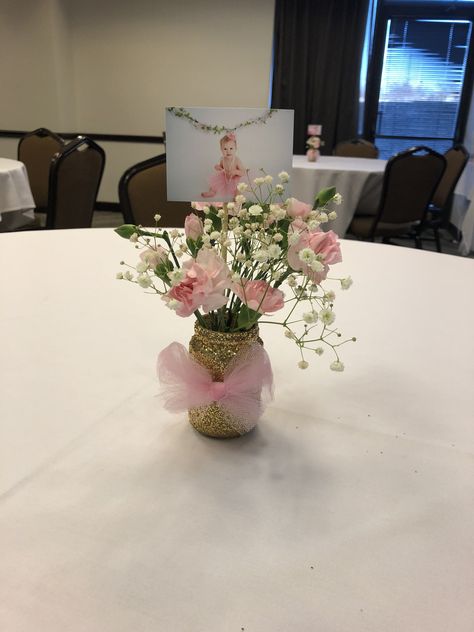 Photo Table Centerpieces Birthday, Girly Centerpieces Birthday, Cute Birthday Centerpiece Ideas, One Year Old Party Centerpieces, One Year Old Centerpieces, Butterfly First Birthday Centerpieces, Diy Centerpieces For Party Birthdays, Simple Birthday Centerpieces, Pink Birthday Centerpieces