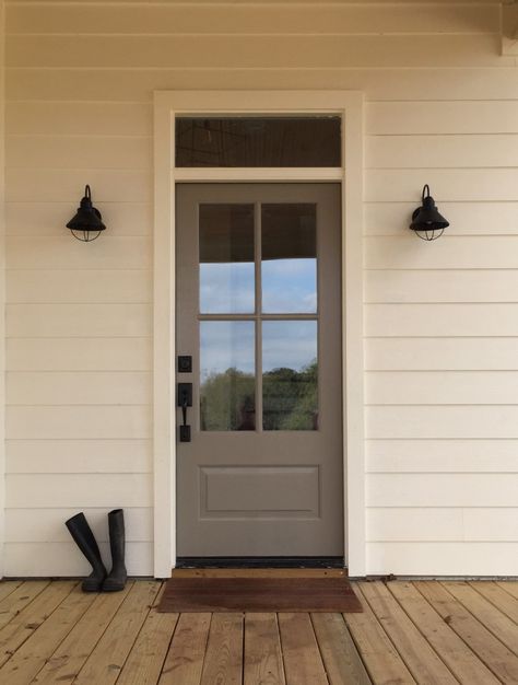 Simple, but sophisticated. This door in Elephant Ear SW 9168 looks beautiful against the creamy exterior of this home, while black hardware and light fixtures help to complete the look. Small Bedrooms, Best Front Doors, Interior Design Minimalist, Front Door Paint Colors, Farmhouse Front Door, Door Paint Colors, Real Estat, Painted Front Doors, Casa Exterior