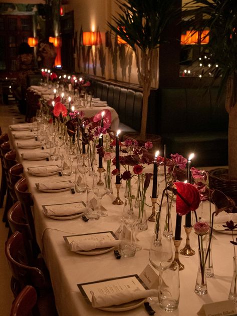 Valentines Dinner Table Setting, Luxe Table Setting, Dried Flowers Long Table Wedding, Essen, Flower Set Up On Table, Red Dinner Table Decor, Red Themed Dinner Party, Event Table Set Up Ideas, Private Dinner Party Decor