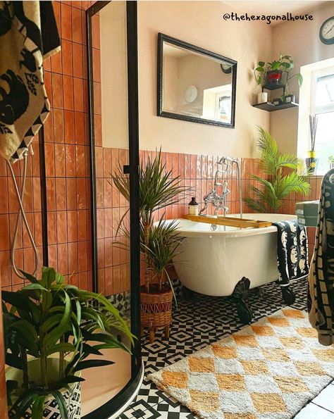 70s Style Bathroom, Townhome Bathroom, Retro Bathroom Ideas, Mexican Bathroom, End Terrace House, Eclectic Bathroom, Aesthetic Bathroom, Boho Bathroom, Vintage Bathrooms