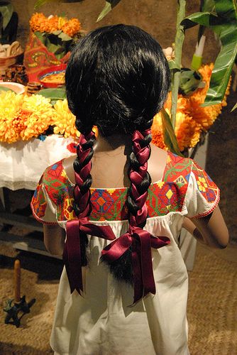 This exhibit in the National Museum of Anthropology in Mexico City shows the beautiful hand embroidered blouses worn by the Nahua women of the Chicontepec region of Veracruz (El balcon de la Huasteca) Mexican Aesthetic Art, Guatemalan Art, Mexican Hairstyles, Language Journal, Latina Aesthetic, Mexican Culture Art, Ribbon Braids, Hispanic Culture, Mexican Heritage