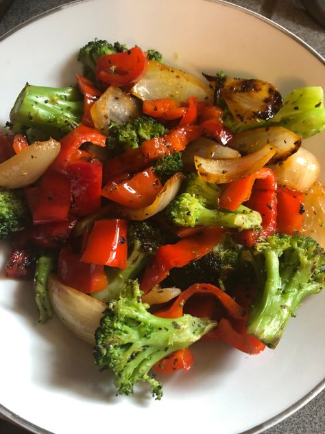 Peppers And Broccoli Recipes, Vegetable Only Dinner Recipes, Essen, Saucy Vegetable Recipes, Healthy Sauteed Vegetables, Peppers And Onions Recipes Vegan, Broccoli And Bell Pepper Recipe, Tomatoes And Broccoli, Sauteed Veggies Side Dishes